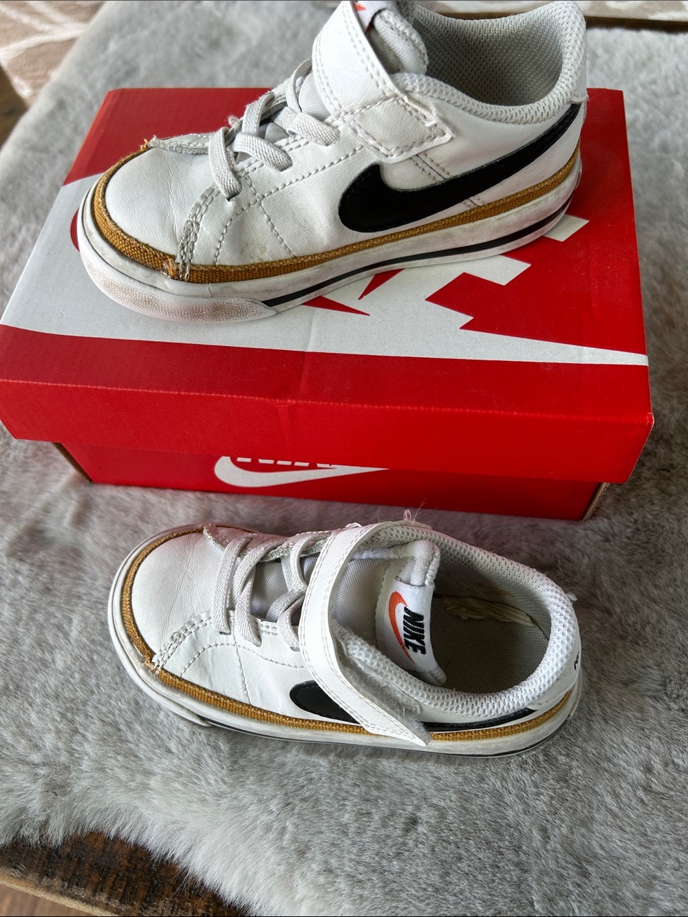 Nike White Kids Low-Top Sneakers with Black Swoosh and Gold Accent